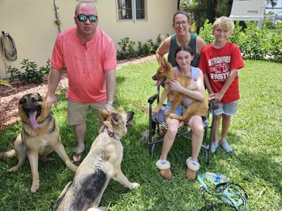 1667
PUPPY LYRA WITH NEW DADS TOM AND MOM SHANNON ALSO LAUREN AND JACKSON DOG 1667
