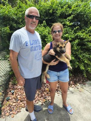 1677
PUPPY MADDIE WITH NEW DAD DANNY AND MOM LISA DOG 1677
