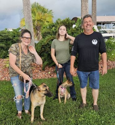 1703
PUPPY LUNA WITH NEW DAD DEREK, MOM SERENA AN SIS KERENA DOG1703
