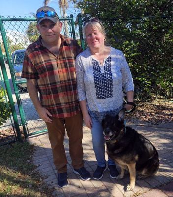 1730
SHEBA WITH MOM ANNE AND DAD STEVE DOG 1730
