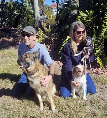 1732
IZZY GIRFL WITH NEW MOM JENI AND DAD MARTY WSITH TWO LITTLE SISTERS DOG 1732
