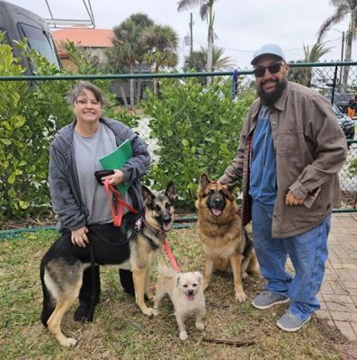 1749
REILLY WITH NEW MOM LAURA AND DAD JOE WITH TGWSO SISTERS DOG 1749
