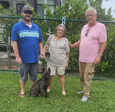1824
PUPPY DUTCH ARCHIE WITH NEW MOM DEB AND DAD JACK AND BROTHER JAMES DOG 1824
