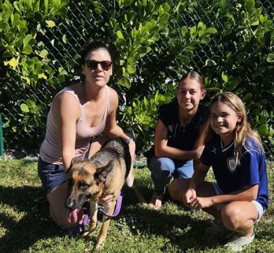 1838
CLOE WITH NEW MOM EMMA AND SIS'S AMELIE AND SOPHIE DOG 1838
