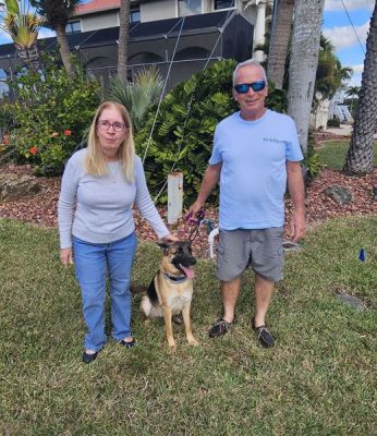 1849
PUPPY CINIDY WITH NEW DAD DAD AND MOM HELEN DOG 1849
